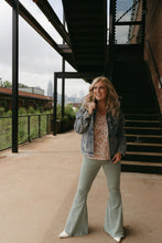 Load image into Gallery viewer, Solid Super Flare Jeans